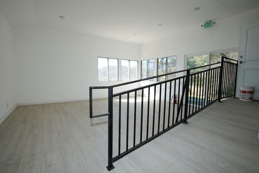 More Photos Of 33716 Hubbard Rd, Acton Flex For Lease