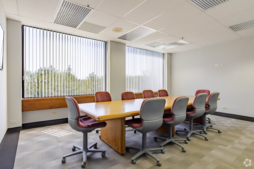 More Photos Of 2000 S Batavia Ave, Geneva Office For Lease