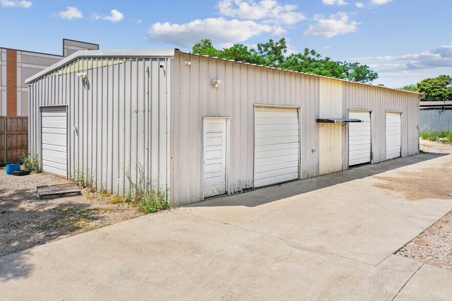 More Photos Of 2423 Hinton Dr, Irving Warehouse For Lease