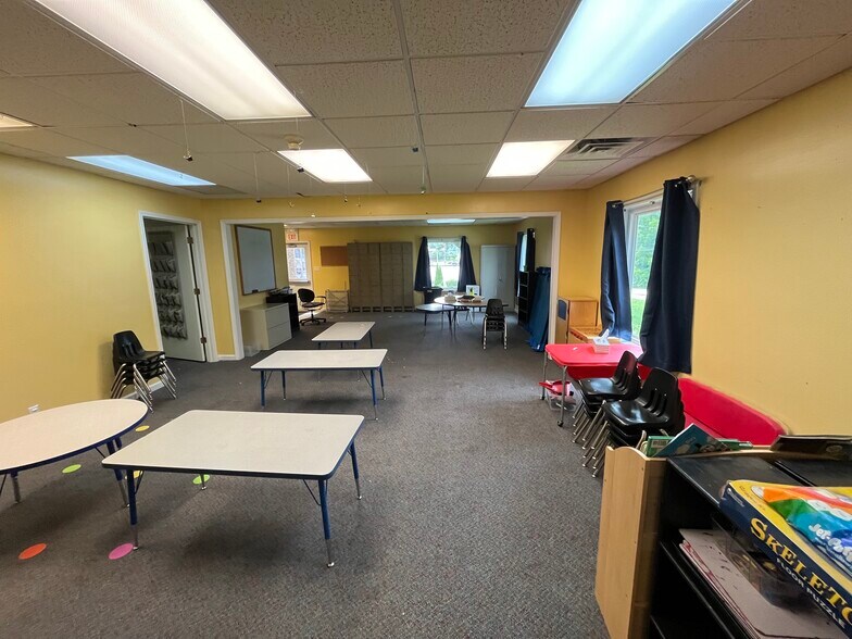 More Photos Of 525 W 17th St, Bloomington Office For Sale