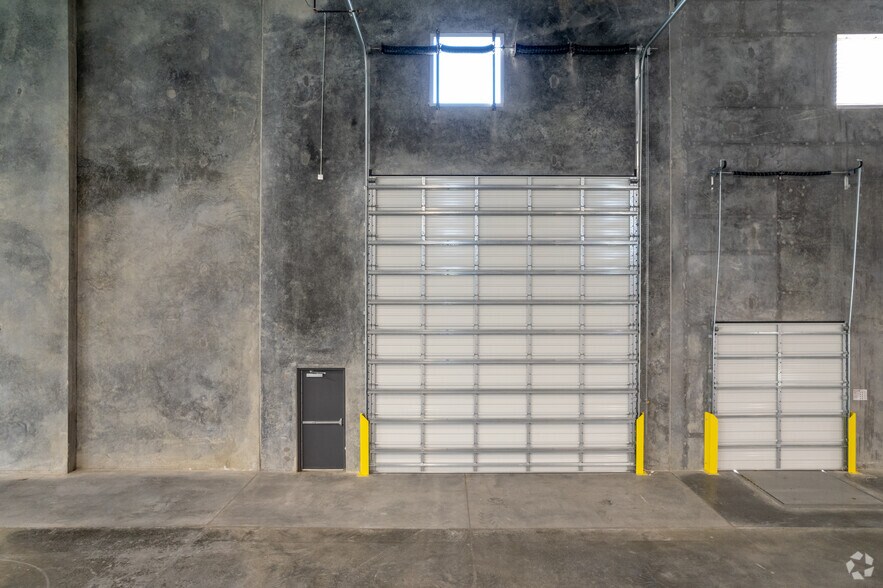 More Photos Of 1405 Cedar Port Park, Baytown Distribution For Lease