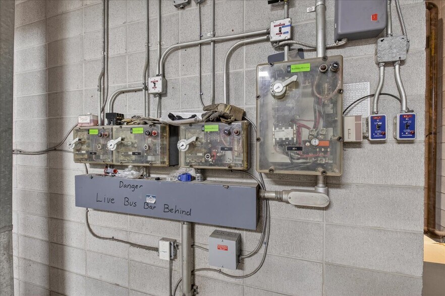 More Photos Of 11831 123 St NW, Edmonton Office For Sale