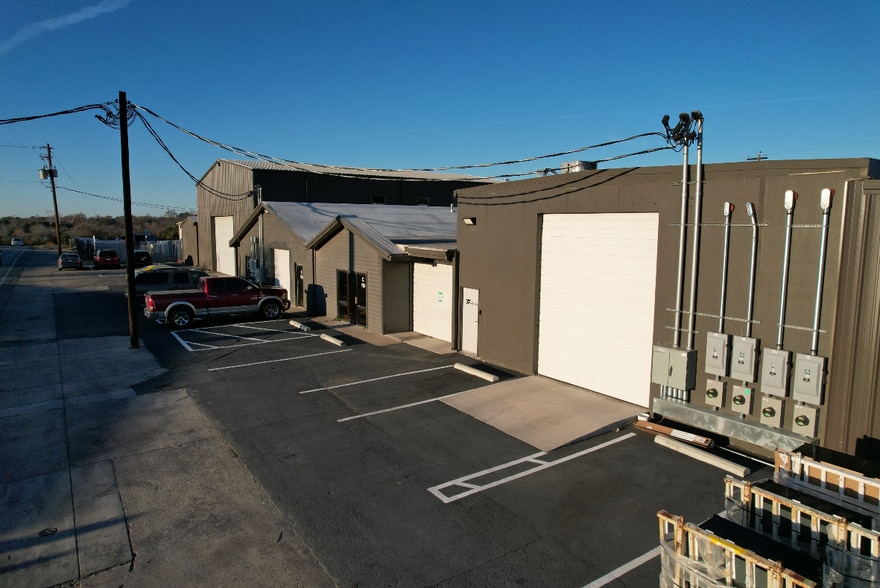 More Photos Of 11110 Bluff Bend Dr, Austin Warehouse For Sale