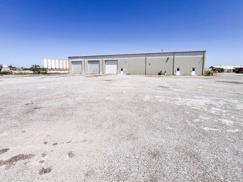 More Photos Of 3201 W Murphy St, Odessa Warehouse For Sale