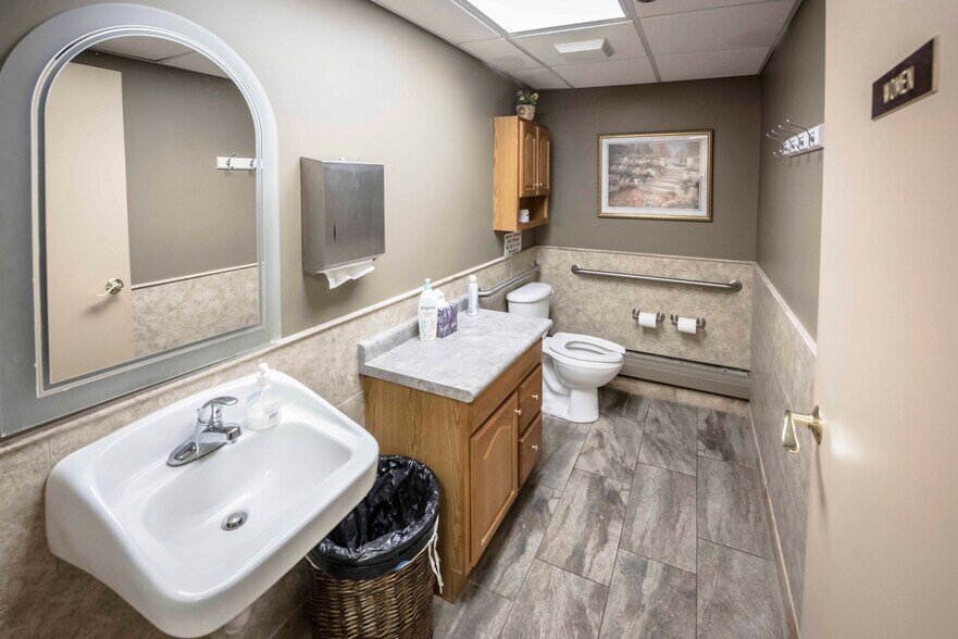 More Photos Of 21415 W Greenfield Ave, New Berlin Medical For Lease