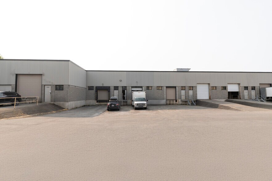 More Photos Of 1875-1905 Boul Lionel-Bertrand, Boisbriand Light Manufacturing For Lease