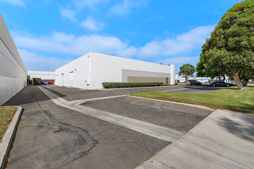 More Photos Of 3940-3946 W Segerstrom Ave, Santa Ana Warehouse For Lease