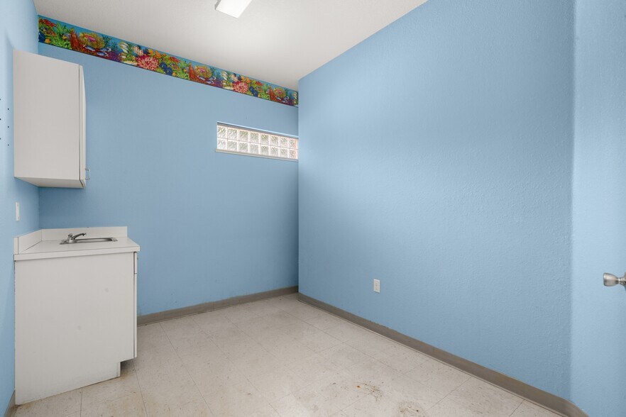 More Photos Of 401 W Interlake Blvd, Lake Placid Office For Sale