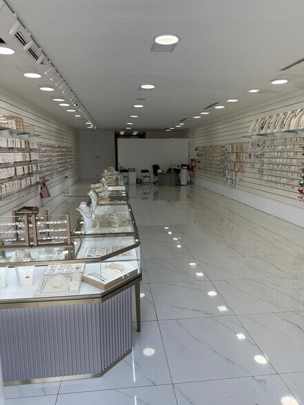 More Photos Of 1929 NW 20th St, Miami General Retail For Lease