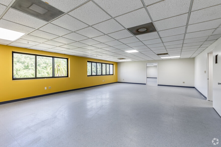 More Photos Of 2401 72nd St N, Saint Petersburg Manufacturing For Sale
