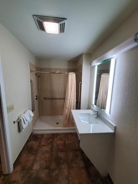 More Photos Of 909 S Frio St, San Antonio Hotel For Lease