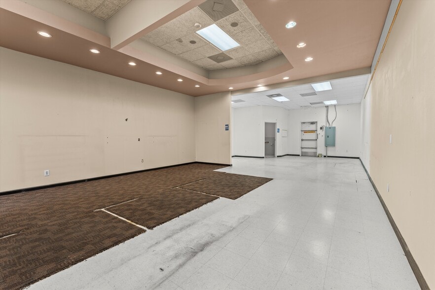 More Photos Of 39176-39532 10th St W, Palmdale Unknown For Lease