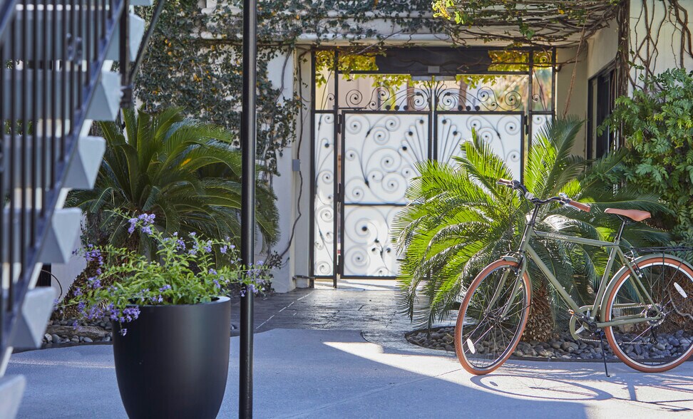 More Photos Of 288 E Camino Monte Vis, Palm Springs Hotel For Sale