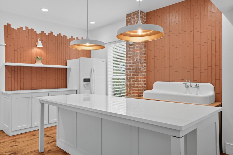 More Photos Of 924 S Main St, Broken Arrow Showroom For Sale