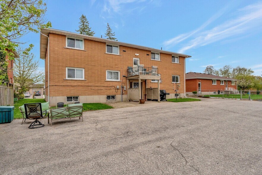 More Photos Of 52 Hampton St, Brantford Apartments For Sale