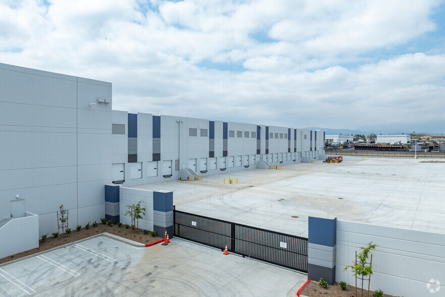 More Photos Of 305 S Cedar Ave, Rialto Distribution For Lease