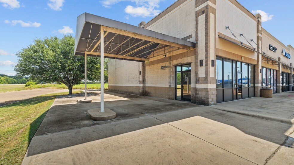 More Photos Of 910 James Bowie Dr, New Boston General Retail For Lease