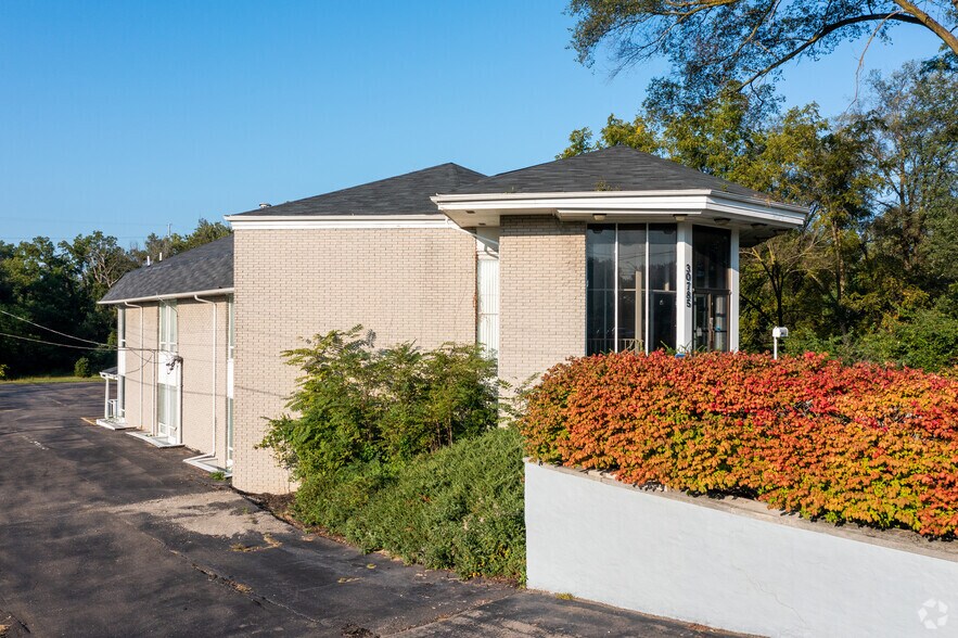More Photos Of 30785 Grand River Ave, Farmington Hills Office For Sale