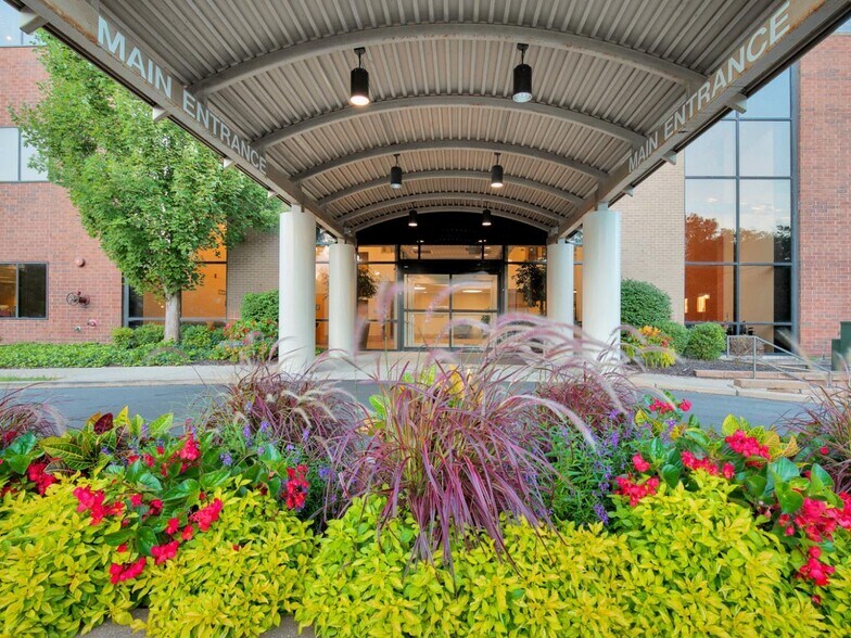 More Photos Of 555 N New Ballas Rd, Creve Coeur Medical For Lease