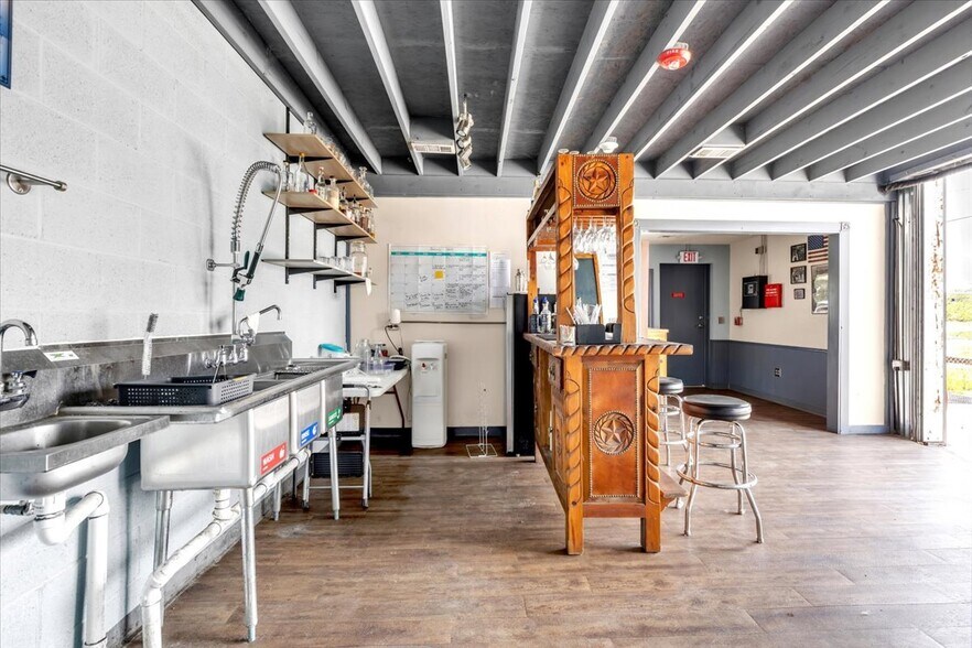 More Photos Of 202 S Gulf Blvd, Freeport Warehouse For Sale