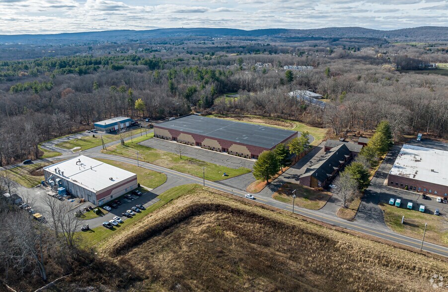 More Photos Of 95 W Dudley Town Rd, Bloomfield Distribution For Lease