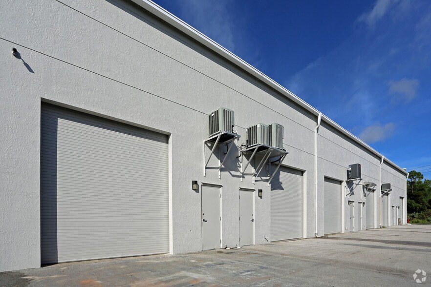 More Photos Of 585 NW Mercantile Pl, Port Saint Lucie Light Manufacturing For Sale