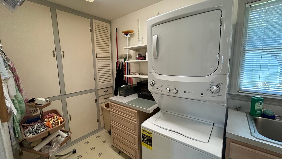 More Photos Of 825 Edgewood Rd, York General Retail For Sale