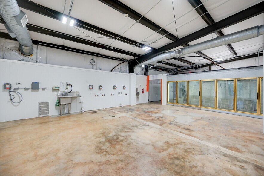 More Photos Of 1301 & 1307 Main St, Blanco Light Distribution For Sale