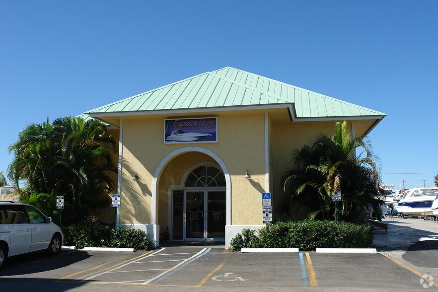 More Photos Of 250-300 SW Monterey Rd, Stuart Freestanding For Lease