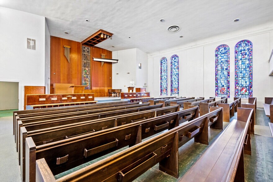 More Photos Of 1701 W Woodlawn Ave, San Antonio Religious Facility For Sale