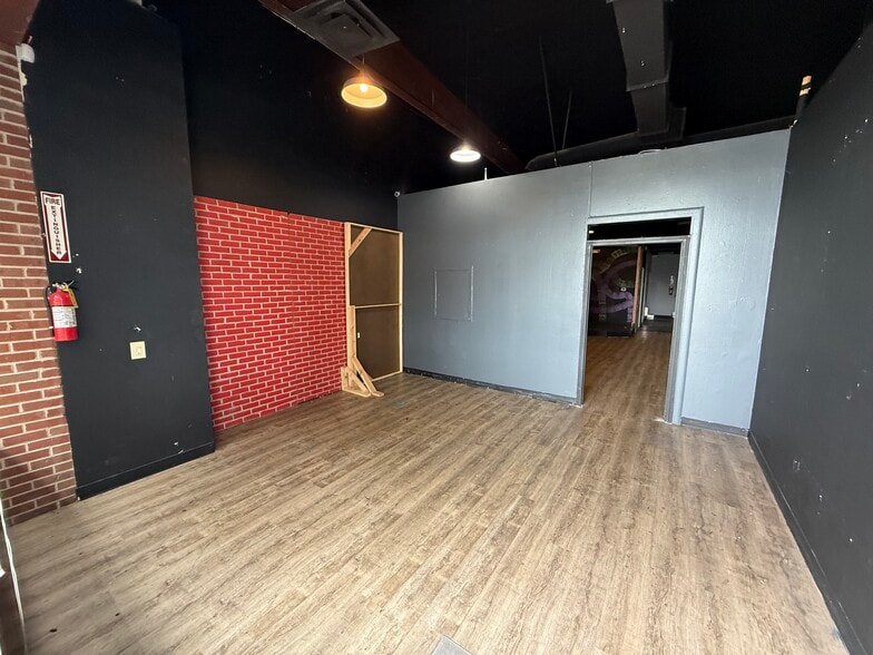 More Photos Of Armour, North Kansas City Unknown For Lease