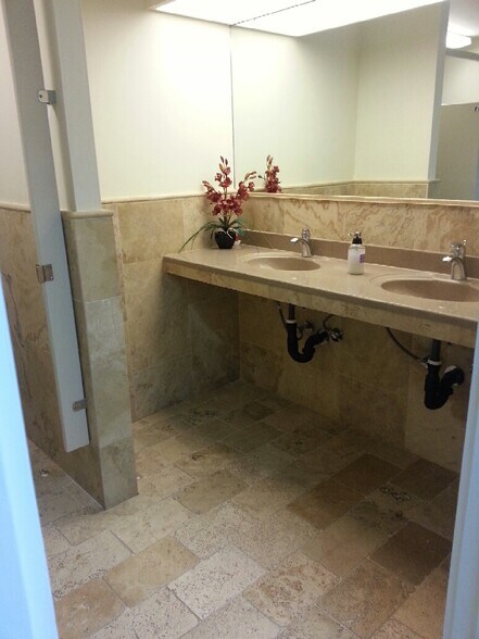 More Photos Of 401 Kamakee St, Honolulu Office For Sale