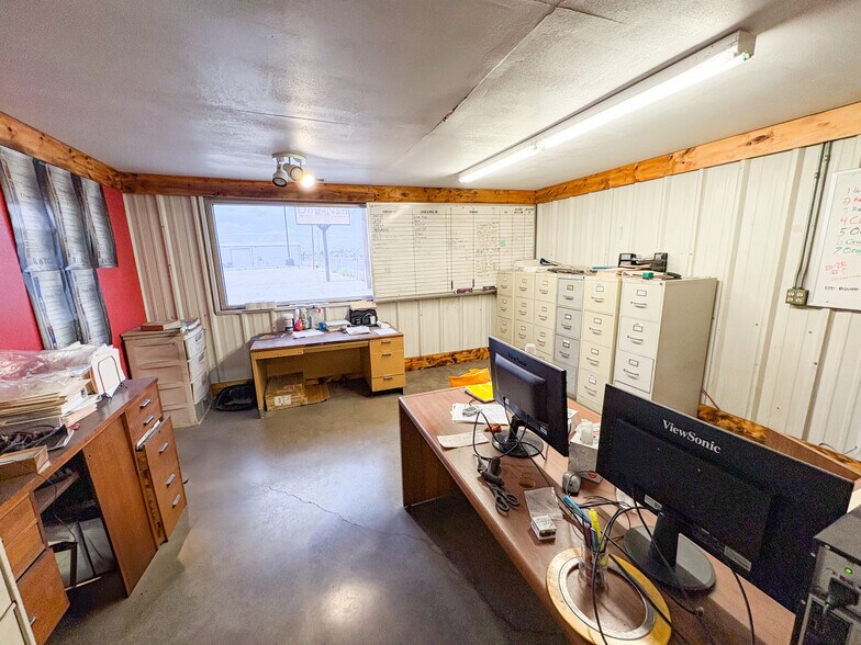 More Photos Of 200 N Pine St, Kermit Industrial For Sale