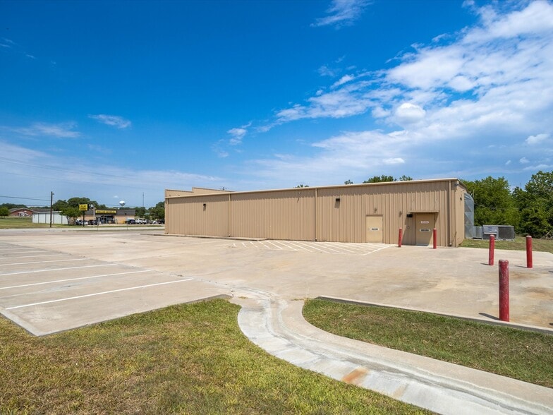 More Photos Of 82 N Kessler Ave, Schulenburg Freestanding For Sale