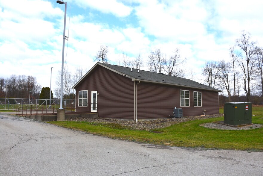 More Photos Of 105 McQuiston Dr, Jackson Center Industrial For Sale