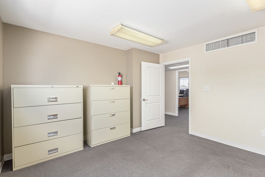 More Photos Of 8545 N Black Canyon Hwy, Phoenix Medical For Sale