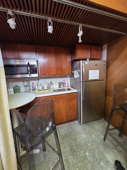 More Photos Of 4219-4221 S Alameda St, Los Angeles Office For Lease