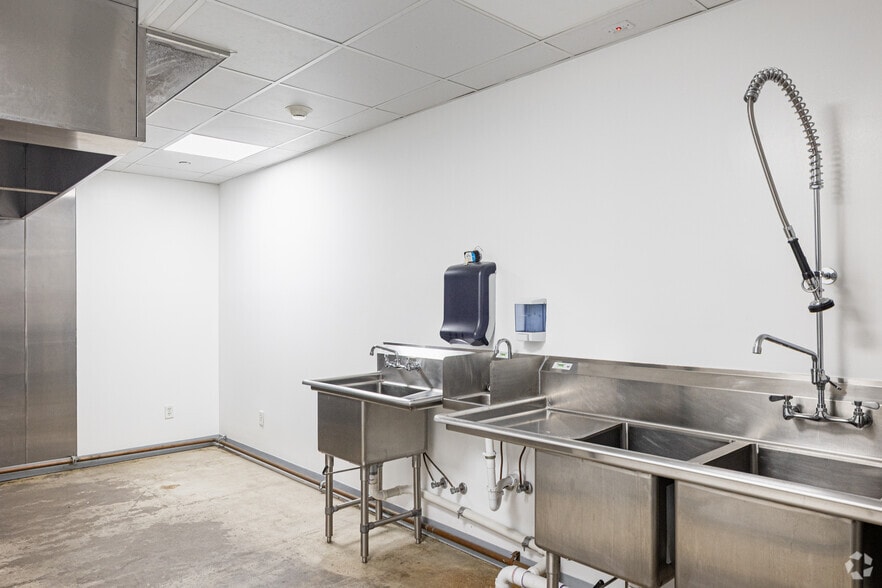 More Photos Of 4131-4133 N Rockwell St, Chicago Manufacturing For Lease