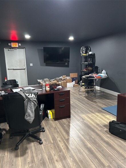 More Photos Of 132 N Grants Ln, White Settlement Flex For Sale