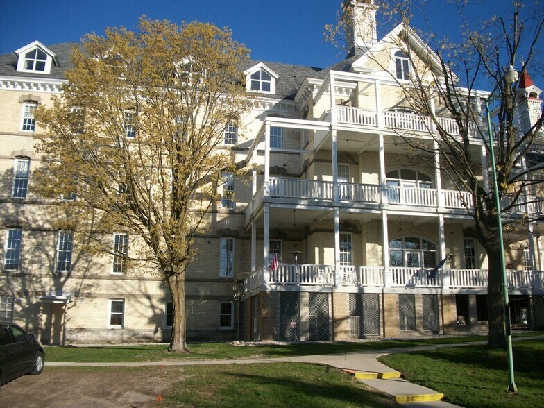 More Photos Of 830 Cottageview Dr, Traverse City Loft Creative Space For Sale