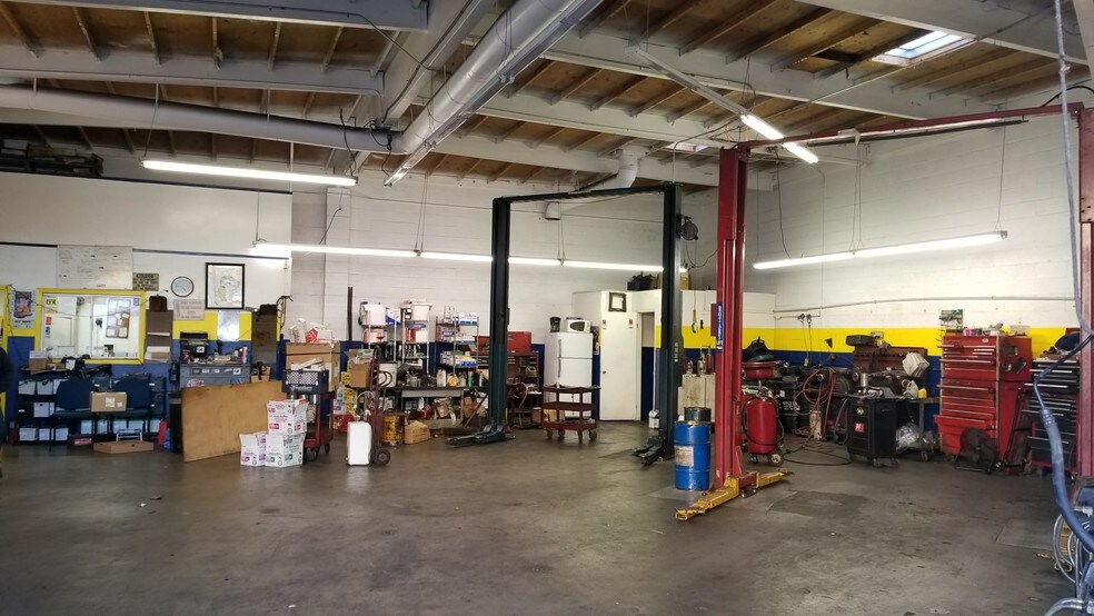 More Photos Of 5569 Reseda Blvd, Tarzana Auto Repair For Lease