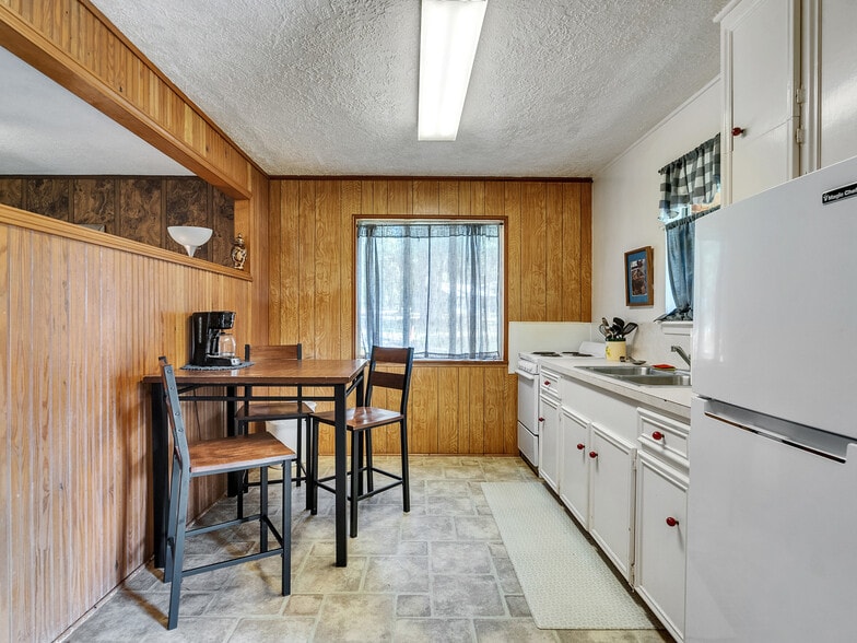 More Photos Of 280 Broken Arrow Marina, Livingston Hotel For Sale