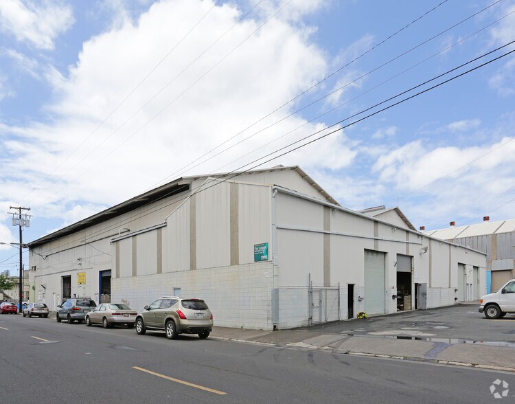 More Photos Of 926 Kohou St, Honolulu Warehouse For Lease
