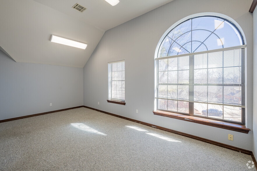 More Photos Of 1900 E 15th St, Edmond Office For Lease