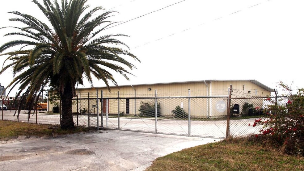 Primary Photo Of 1350 Starkey Rd, Largo Warehouse For Lease