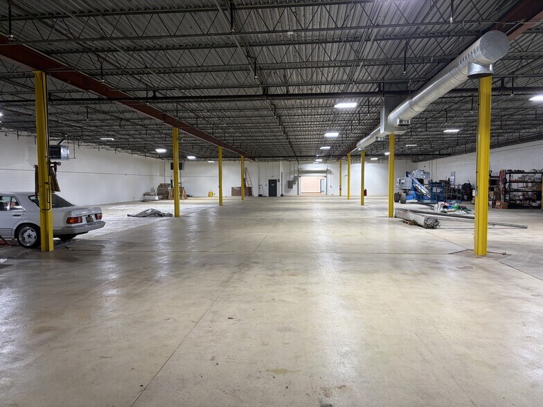 More Photos Of 330 E Route 22, Lake Zurich Warehouse For Lease
