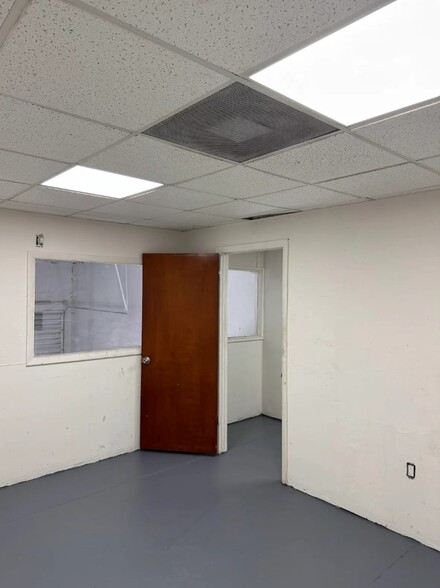 More Photos Of 750 NW 107th St, Miami Warehouse For Lease