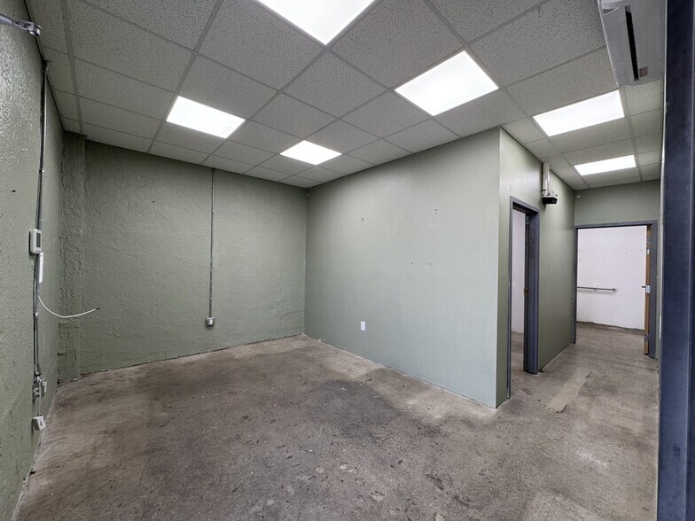 More Photos Of 1046-1048 E 26th St, Hialeah Warehouse For Lease