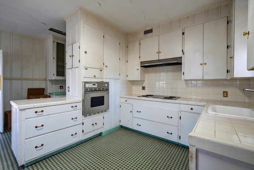 More Photos Of 12 Oak Hill Pl, Texarkana Office For Sale