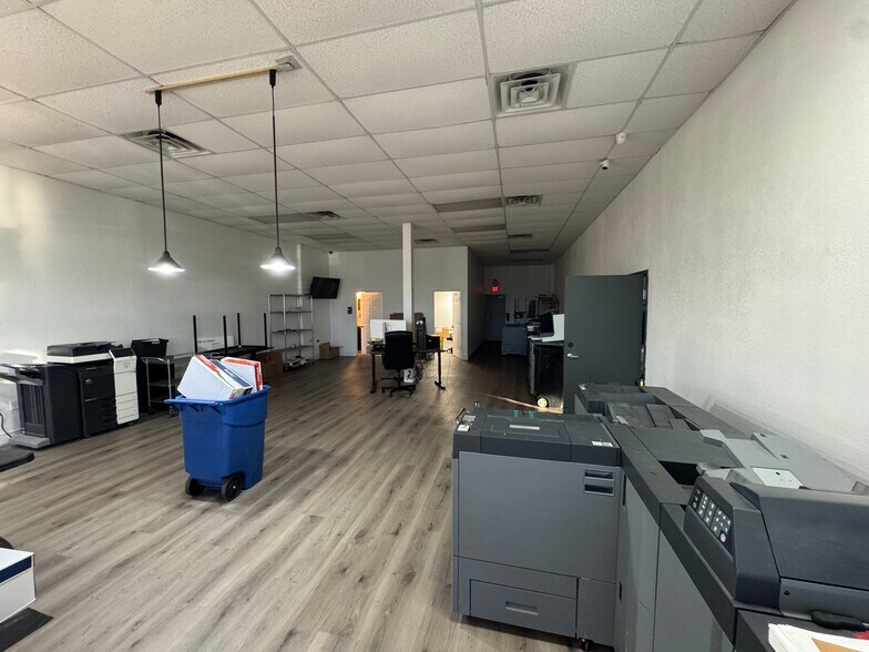 More Photos Of 1264 Market Cir, Port Charlotte Showroom For Lease